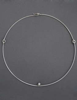 Halsring
"Tredimensionell kub"
Silver (1993).
Pris 1 200 kr. Halsring
"Tredimensionell kub"
Silver (1993).
Pris 1 200 kr.